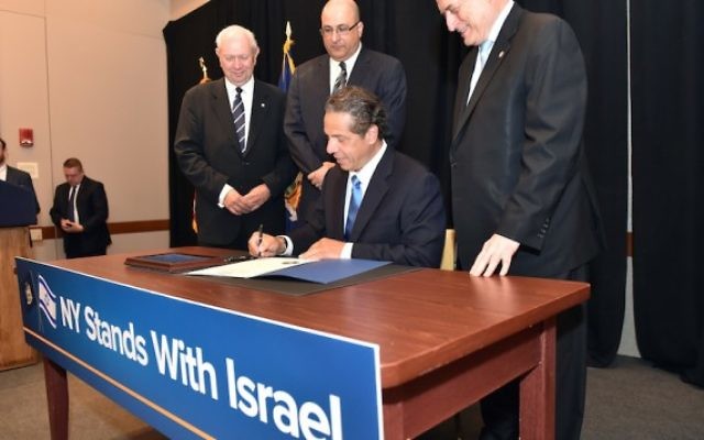 Le gouverneur Andrew M. Cuomo signe un ordre exécutif qui impose le désinvestissement des fonds publiques des entreprises qui soutiennent l mouvement BDS, au Harvard Club de New York City, le 5 juin 2016. (Crédit : Kevin P. Coughlin/Office of Governor Andrew M. Cuomo) Le gouverneur Andrew M. Cuomo signe un ordre exécutif qui impose le désinvestissement des fonds publiques des entreprises qui soutiennent l mouvement BDS, au Harvard Club de New York City, le 5 juin 2016. (Crédit : Kevin P. Coughlin/Office of Governor Andrew M. Cuomo)