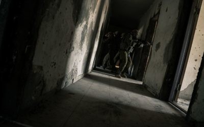 Des soldats de l'unité de contreterrorisme d'Eilat s'entraînent, le 9 décembre 2016. (Crédit : unité des porte-paroles de l'armée israélienne)