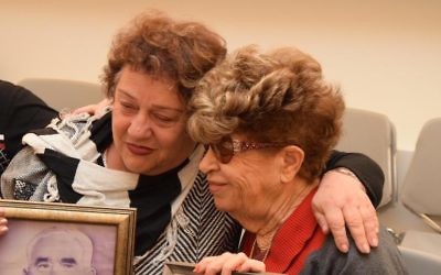 Fania Blakay, à gauchce, enlace sa cousine Henia Moskowitz après leur première rencontre à Yad Vashem à Jerusalem, le 13 décembre 2016. (Crédit : Yad Vashem).