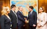 Le maire de Nice Christian Estrosi rencontre le Premier ministre Benjamin Netanyahu en Israël en décembre 2016. (Crédit : Christian Estrosi/Twitter)