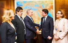 Le maire de Nice Christian Estrosi rencontre le Premier ministre Benjamin Netanyahu en Israël en décembre 2016. (Crédit : Christian Estrosi/Twitter)