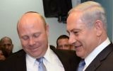 Le Premier ministre Benjamin Netanyahu et son ancien directeur de cabinet, Gil Sheffer, lors du pot de départ de Sheffer, au bureau du Premier ministre à Jérusalem, le 9 mars 2014. (Crédit : Kobi Gideon/GPO/Flash90)