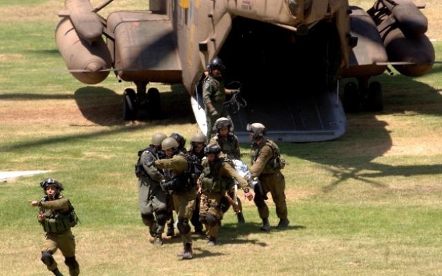 Les soldats blessés au combat à Gaza sont conduits aux urgences de l'hôpital Soroka à Beer Sheva, après avoir été évacués du champ de bataille par hélicoptère, le 25 juillet 2014 (Crédit : Dudu Greenspan / Flash90)