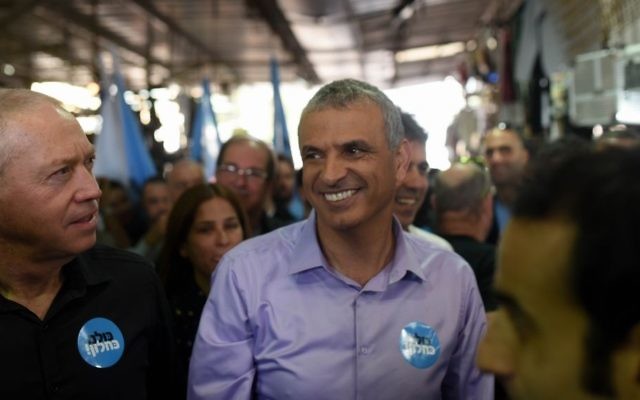 Moshe Kahlon, tête de liste du parti Koulanou, pendant la campagne électorale au marché Carmel de Tel Aviv, le 4 février 2015. (Crédit : Ben Kelmer/Flash90)