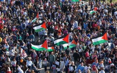 Photo d'illustration d'Arabes israéliens durant une manifestation au nord d'Israël le 30 mars 2015 (Crédit : Basal Awidat/Flash90)