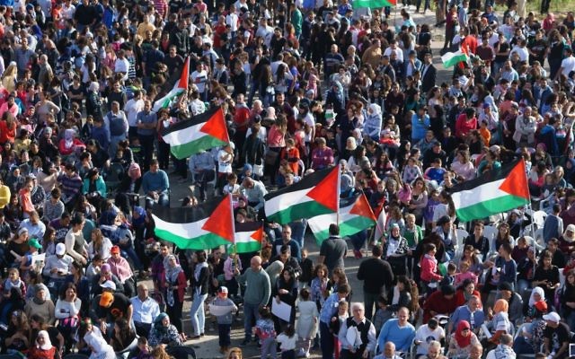 Photo d'illustration d'Arabes israéliens durant une manifestation au nord d'Israël le 30 mars 2015 (Crédit : Basal Awidat/Flash90)