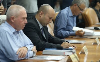 Yoav Galant, ministre du logement, à gauche, et Naftali Bennett, ministre de l'Education, lors d'une réunion de cabinet dans les bureaux du Premier ministre à Jérusalem, le 7 juin 2015. (Crédit : Amit Shabi/Flash90)