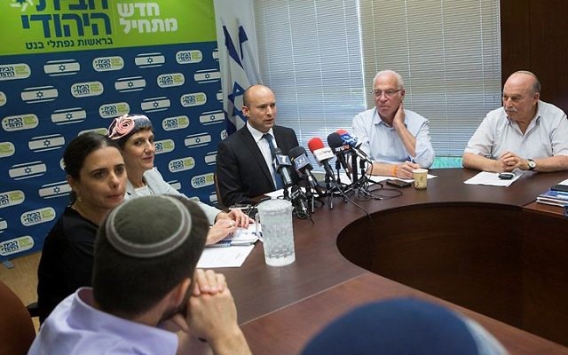 Naftali Bennett, le président du parti HaBayit HaYehudi, pendant une réunion avec ses députés à la Knesset, le 20 juin 2016. (Crédit : Miriam Alster/Flash90)