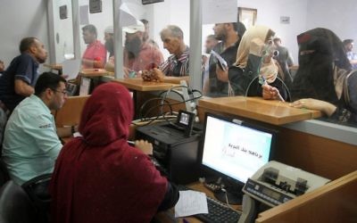 Photo d'illustration d'un bureau de poste dans la bande de Gaza (Crédit : Abed Rahim Khatib/Flash90)