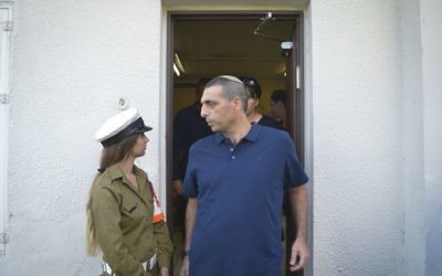 Ofek Bouchris, ancien général de brigade accusé de viols et d'autres crimes sexuels contre deux anciennes soldates sous ses ordres, devant la cour militaire de Jaffa, le 29 septembre 2016. (Crédit : Flash90)