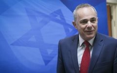 Yuval Steinitz, ministre de l'Energie, avant la réunion de cabinet hebdomadaire dans les bureaux du Premier ministre Benjamin Netanyahu à Jérusalem, le 30 octobre 2016. (Crédit : Ohad Zwigenberg)