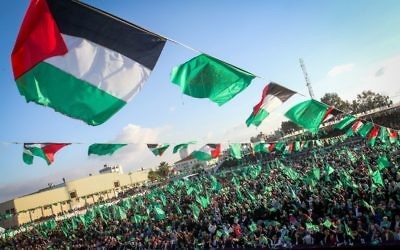 Des partisans du Hamas pendant le rassemblement célébrant le 29e anniversaire du groupe terroriste, à Khan Yunis, dans le sud de la bande de Gaza, le 11 décembre 2016. (Crédit : Abed Rahim Khatib/Flash90)