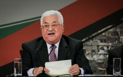 Mahmoud Abbas, président de l'Autorité palestinienne, pendant son discours devant le 7e congrès du Fatah, réuni à la Mouqataa, le siège de l'Autorité à Ramallah, en Cisjordanie, le 30 novembre 2016. (Crédit : Flash90)