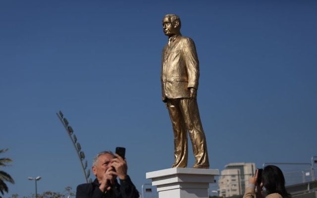 La statue en or représentant Benjamin Netanyahu, place Rabin à Tel-Aviv, le 6 décembre 2016 (Crédit : autorisation)