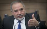 Avigdor Liberman, ministre de la Défense, devant la commission de la Défense et des Affaires étrangères de la Knesset, le 6 décembre 2016. (Crédit : Yonatan Sindel/Flash90)