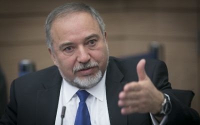 Avigdor Liberman, ministre de la Défense, devant la commission de la Défense et des Affaires étrangères de la Knesset, le 6 décembre 2016. (Crédit : Yonatan Sindel/Flash90)