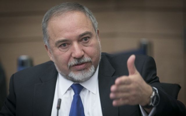 Avigdor Liberman, ministre de la Défense, devant la commission de la Défense et des Affaires étrangères de la Knesset, le 6 décembre 2016. (Crédit : Yonatan Sindel/Flash90)