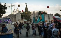 Les préparatifs de Noël sur la place de la Mangeoire de Bethléem, le 11 décembre 2016. (Crédit : Sebi Berens/Flash90)