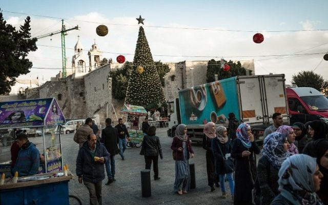 Les préparatifs de Noël sur la place de la Mangeoire de Bethléem, le 11 décembre 2016. (Crédit : Sebi Berens/Flash90)