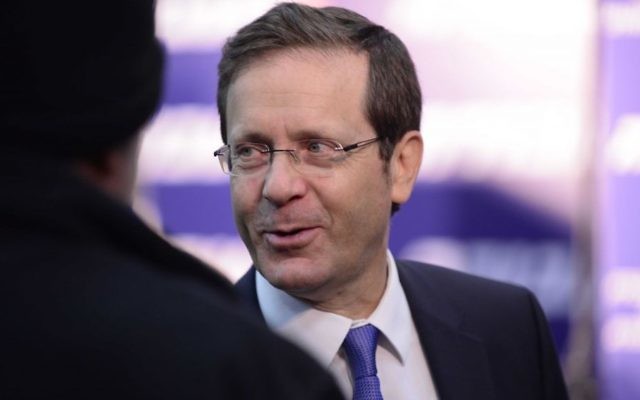 Isaac Herzog, chef de l'opposition et député de l'Union sioniste, pendant la conférence de son parti Havoda à Tel Aviv, le 11 décembre 2016. (Crédit: Tomer Neuberg/Flash90) Isaac Herzog, chef de l'opposition et député de l'Union sioniste, pendant la conférence de son parti Havoda à Tel Aviv, le 11 décembre 2016. (Crédit: Tomer Neuberg/Flash90)