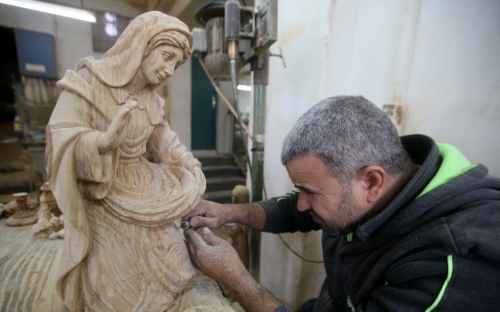 Un charpentier palestinien sculpte sur du bois dans un atelier de Bethléem, le 13 décembre 2016. (Crédit : Wisam Hashlamoun/Flash90) Un charpentier palestinien sculpte sur du bois dans un atelier de Bethléem, le 13 décembre 2016. (Crédit : Wisam Hashlamoun/Flash90)