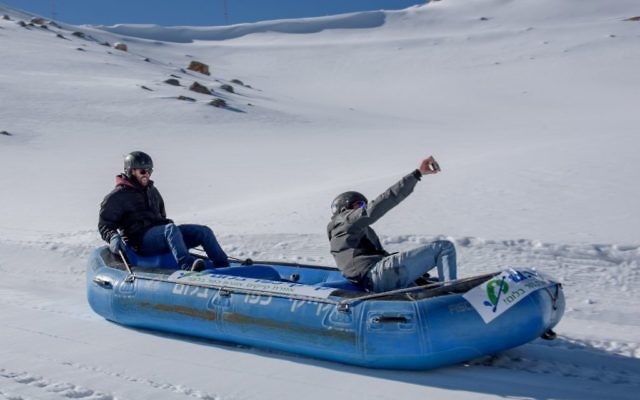Des Israéliens utilisent un canot en caoutchouc pour faire de la lige sur le domaine skiable du mont Hermon, le 20 décembre 2016. (Crédit : Basel Awidat/Flash90) Des Israéliens utilisent un canot en caoutchouc pour faire de la lige sur le domaine skiable du mont Hermon, le 20 décembre 2016. (Crédit : Basel Awidat/Flash90)