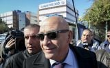 Basel Ghattas, au centre, député de la Liste arabe unie, à son arrivée à l'unité d'enquête Lahav 433 à Lod, le 20 décembre 2016. (Crédit : Flash90)