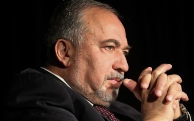 Le ministre de la Défense Avigdor Liberman pendant la conférence du barreau israélien à Tel Aviv, le 20 décembre 2016. (Crédit : Flash90)