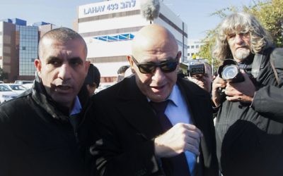 Basel Ghattas, au centre, député de la Liste arabe unie, à son arrivée à l'unité d'enquête Lahav 433 à Lod, le 20 décembre 2016. (Crédit : Roy Alima/Flash90)