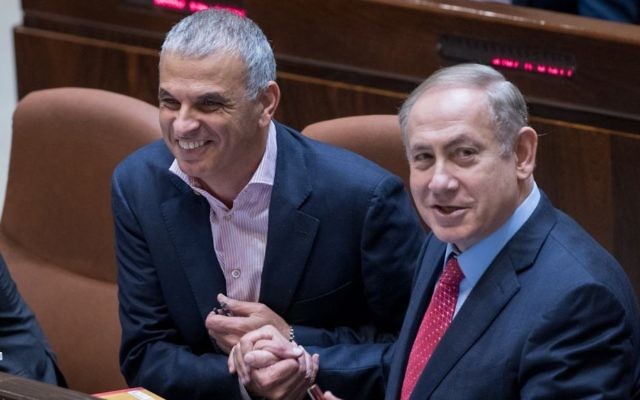 Le Premier ministre Benjamin Netanyahu et le ministre des Finances Moshe Kahlon pendant le vote à la Knesset du budget de l'Etat 2017 - 2018, le 21 décembre 2016. (Crédit : Yonatan Sindel/Flash90)