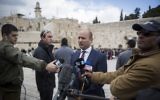 Naftali Bennett, président du parti HaBayit HaYehudi, demande l'annexion de parties de la Cisjordanie après le vote de la résolution 2334 du Conseil de sécurité des Nations unies devant le mur Occidental de la Vieille Ville de Jérusalem, le 25 décembre 2016. (Crédit : Hadas Parush/Flash90)