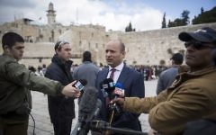 Naftali Bennett, président du parti HaBayit HaYehudi, demande l'annexion de parties de la Cisjordanie après le vote de la résolution 2334 du Conseil de sécurité des Nations unies devant le mur Occidental de la Vieille Ville de Jérusalem, le 25 décembre 2016. (Crédit : Hadas Parush/Flash90)
