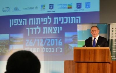 Le Premier ministre Benjamin Netanyahu lors d'une conférence dans la ville de Maalot le 26 décembre 2016. (Crédit :  Kobi Gideon/GPO)