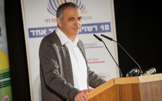 Moshe Kahlon, ministre des Finances, pendant la conférence sur le développement du nord d'Israël, à Maalot-Tarshiha, le 25 décembre 2016. (Crédit : Meir Vaknin/Flash90) Moshe Kahlon, ministre des Finances, pendant la conférence sur le développement du nord d'Israël, à Maalot-Tarshiha, le 25 décembre 2016. (Crédit : Meir Vaknin/Flash90)