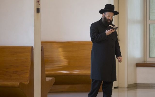 Rabbi Shmuel Rabinowitz, rabbin du mur Occidental, prie avant une audience à la Cour Suprême de Jérusalem qui autoriserait les femmes à lire dans les rouleaux de la Torah au mur Occidental, le 28 décembre 2016. (Crédit : Yonatan Sindel/Flash90) Rabbi Shmuel Rabinowitz, rabbin du mur Occidental, prie avant une audience à la Cour Suprême de Jérusalem qui autoriserait les femmes à lire dans les rouleaux de la Torah au mur Occidental, le 28 décembre 2016. (Crédit : Yonatan Sindel/Flash90)