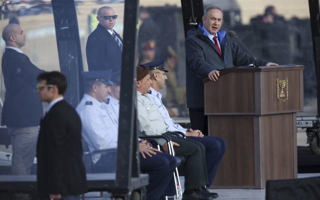 Le Premier ministre pendant cérémonie marquant la fin du cours des pilotes de l’armée de l’air israélienne sur la base aérienne Hatzerim, dans le désert du Néguev, le 29 décembre 2016. (Crédit : Miriam Alster/Flash90)