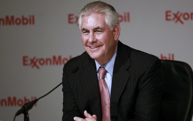 Rex Tillerson en conférence de presse après l'assemblée générale annuelle des actionnaires d'Exxon Mobil, à Dallas, le 25 mai 2011. (Crédit : Jason Janik/Bloomberg News via JTA)