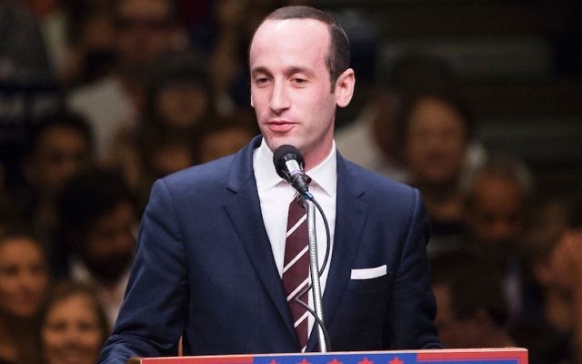 Stephen Miller prenant la parole lors d'un rassemblement pour la campagne de Donald Trump à Anaheim, enCalifornie, le 25 mai 2016 (Crédit : Robyn Beck/AFP/Getty Images) Stephen Miller prenant la parole lors d'un rassemblement pour la campagne de Donald Trump à Anaheim, enCalifornie, le 25 mai 2016 (Crédit : Robyn Beck/AFP/Getty Images)