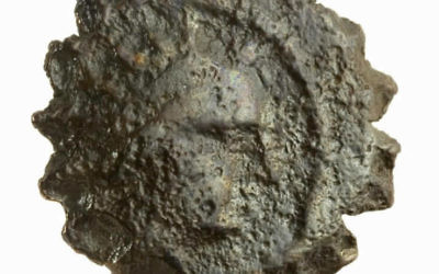 Le visage d'Antiochos sur une pièce de bronze trouvée dans la cour de la citadelle de la Tour de David (Crédit : Autorisation Tour de David)
