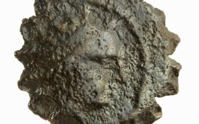 Le visage d'Antiochos sur une pièce de bronze trouvée dans la cour de la citadelle de la Tour de David (Crédit : Autorisation Tour de David) Le visage d'Antiochos sur une pièce de bronze trouvée dans la cour de la citadelle de la Tour de David (Crédit : Autorisation Tour de David)