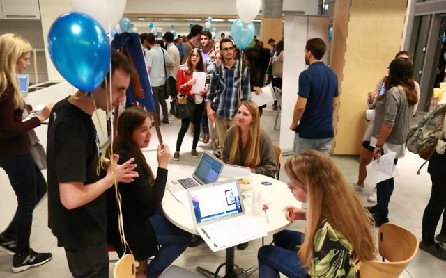 Rencontre entre les étudiants et les startups organisée par l'IDC (Crédit : Autorisation Adi Cohen Zedek)