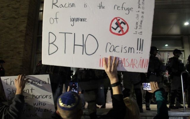 Un manifestant juif face aux policiers gardant le Memorial Student Center, où le dirigeant du mouvement de la droite dit alternative, Richard Spencer, donne un discours, à l'université Texas A&M, le 6 décembre 2016. (Crédit : Ricky Ben-David/Times of Israël)