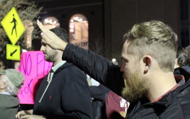 Un homme réalise un salut nazi à l'université Texas A&M, pendant que le leader de la droite alternative, Richard Spencer, prononce un discours, le 6 décembre 2016. (Crédit : Ricky Ben-David/Times of Israel) Un homme réalise un salut nazi à l'université Texas A&M, pendant que le leader de la droite alternative, Richard Spencer, prononce un discours, le 6 décembre 2016. (Crédit : Ricky Ben-David/Times of Israel)