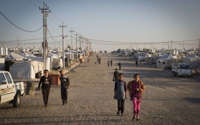 Des réfugiés yézidis dans un camps pour populations déplacées, à Dohuk en Irak, en août 2016. (Crédit : IsraAID)