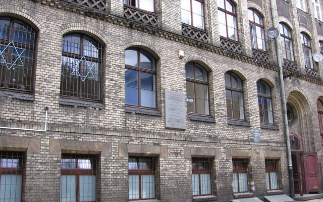 La communauté juive, une petite synagogue et une cuisine casher à Wrocław (Crédit : Wikimedia Commons, Julo, Domaine Public Public)