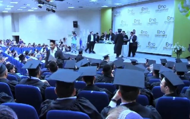 Des étudiants ultra-orthodoxes assistent à une cérémonie de remise des diplômes dans les locaux de l'Académie Ono à Jérusalem. (Capture d'écran : YouTube)