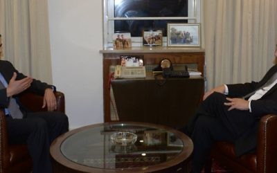 Le Premier ministre israélien, Benjamin Netanyahu, et le président du Honduras, Samuel Armando Reyes Rendon, le 8 décembre 2016, à Jérusalem (Crédit : Amos Ben-Gershom/GPO)