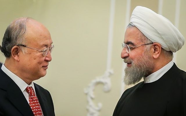 Le directeur général de l'AIEA Yukiya Amano, à gauche, avec le président iranien Hassan Rouhani, à Téhéran, en octobre 2015. (Crédit : Mahmoud Hosseini/CC BY 4.0/WikiCommons) Le directeur général de l'AIEA Yukiya Amano, à gauche, avec le président iranien Hassan Rouhani, à Téhéran, en octobre 2015. (Crédit : Mahmoud Hosseini/CC BY 4.0/WikiCommons)