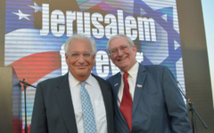 David Friedman, à gauche, et Marc Zell lors d'un rassemblement pro-Trump à Jérusalem, le 26 octobre 2016. (Crédit : Facebook/Republicans Overseas Israel)