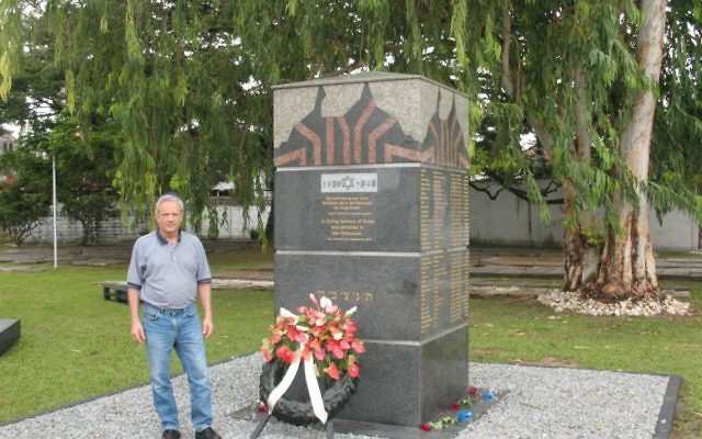 Jacob Steinberg au Paramaribo Holocaust memorial. (Crédit : autorisation)